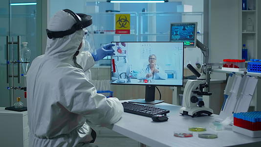 西服实验室的技术人员通过视频电话与医生交谈视频的预览图