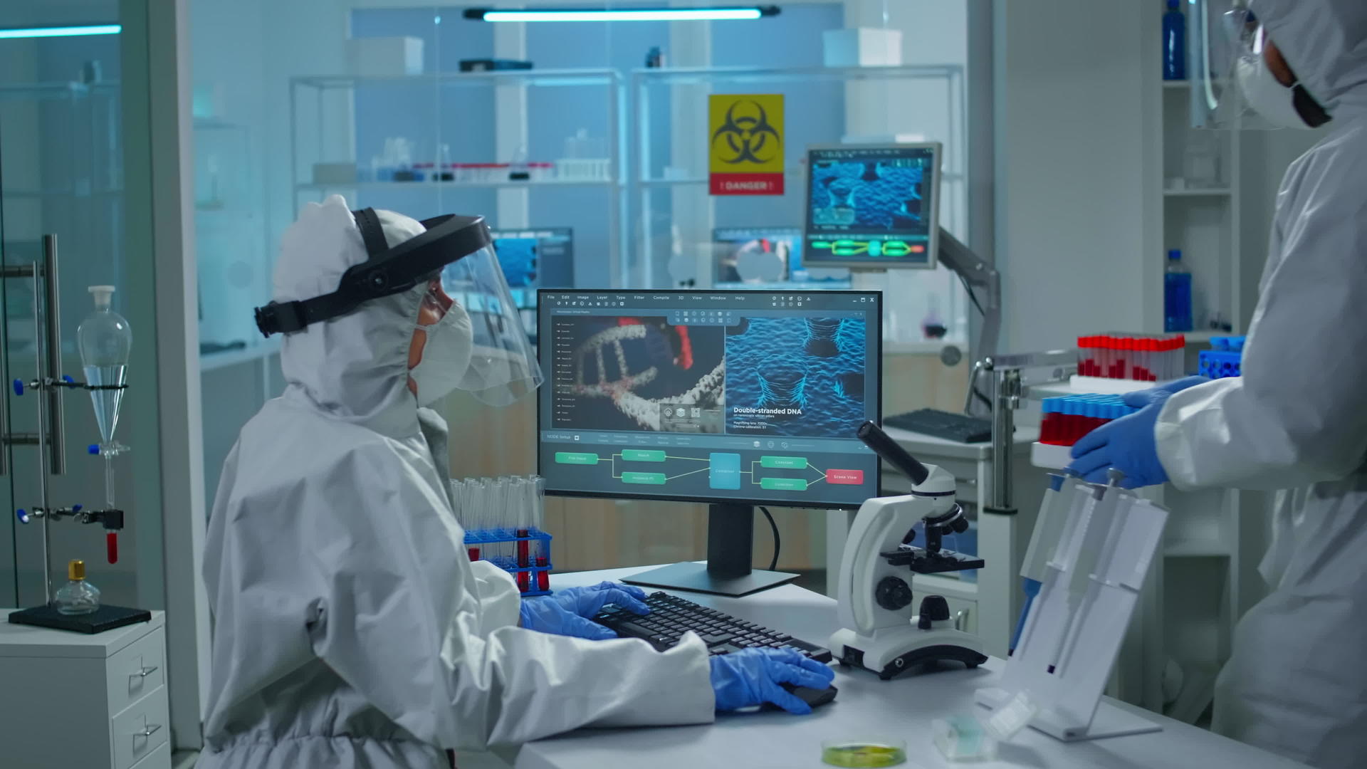 实验室的技术人员带来了血样视频的预览图