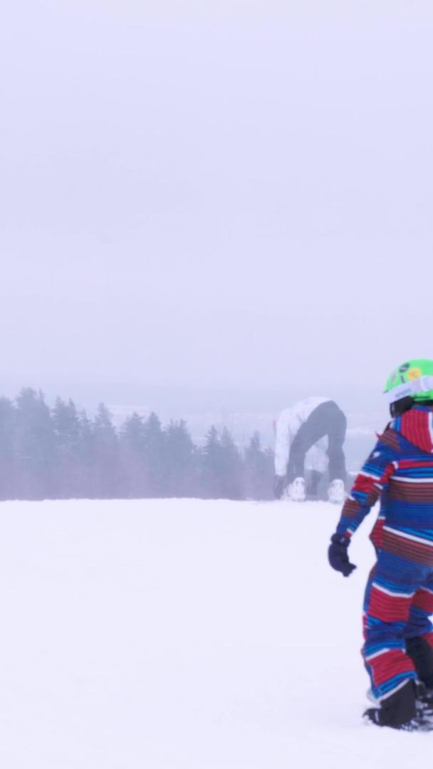 冬季滑雪运动儿童玩单板视频的预览图