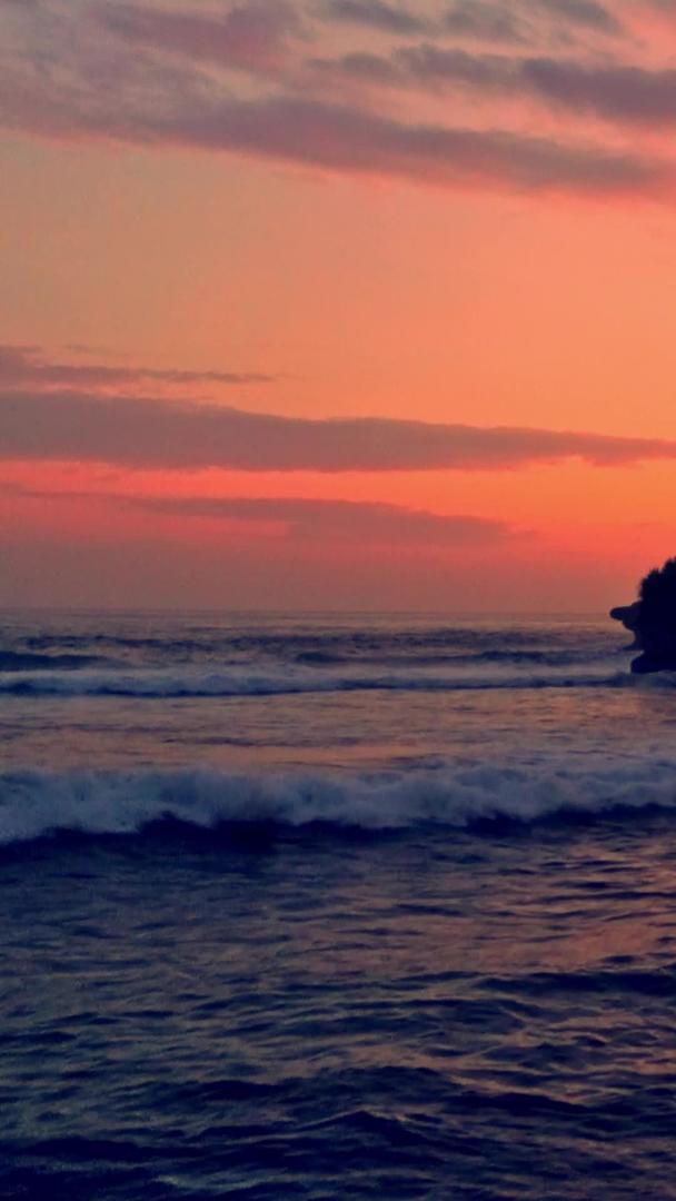 日落下的海岸线视频的预览图