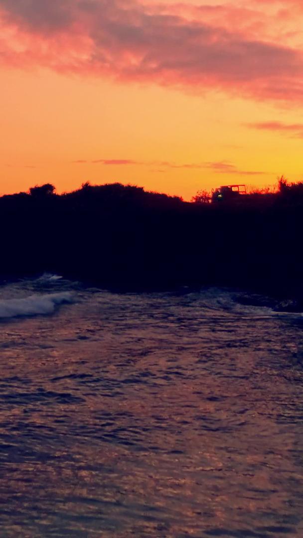 日落下的海岸线视频的预览图