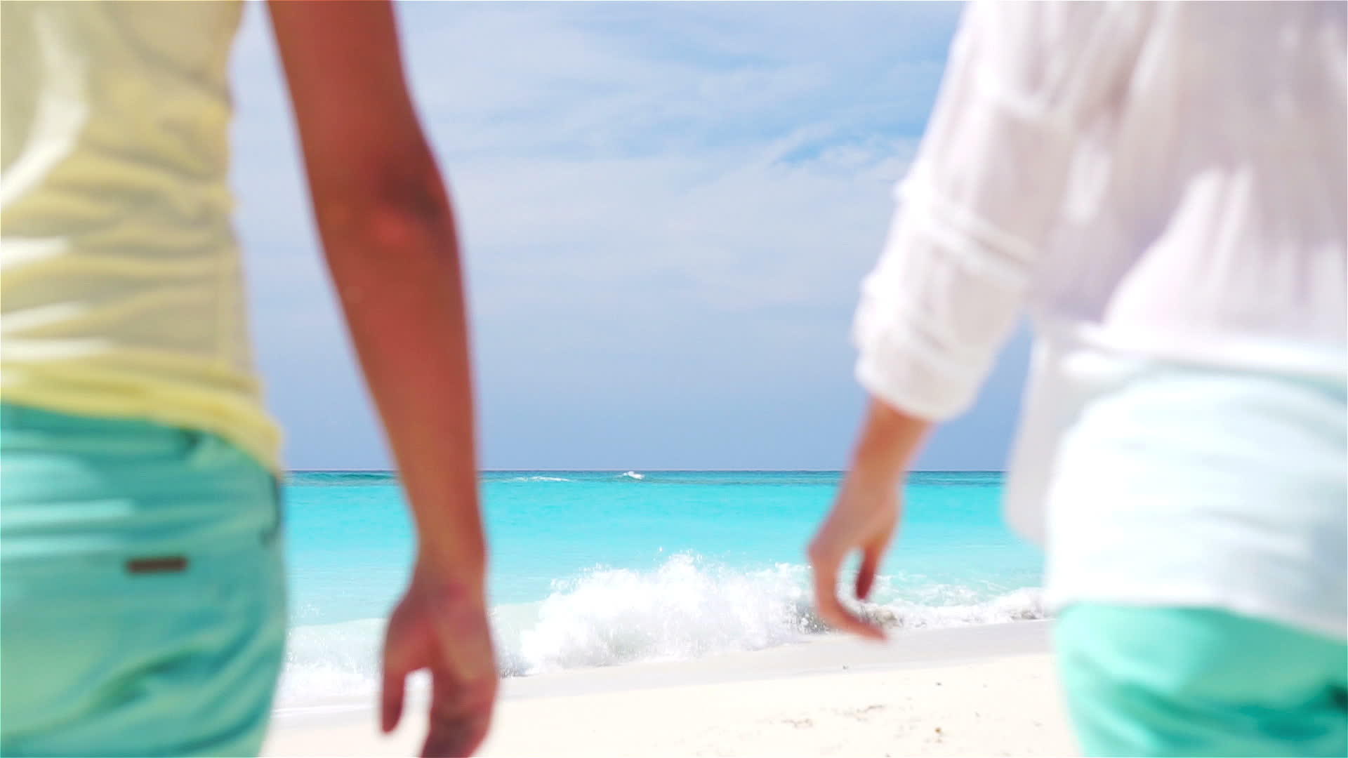 年轻夫妇在热带海滩握手视频的预览图