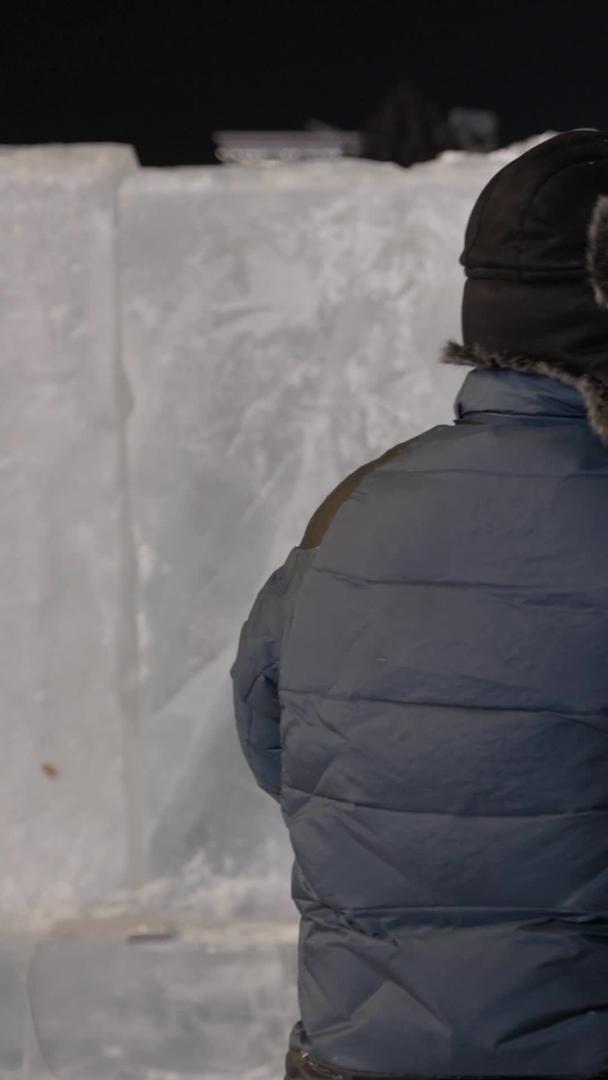 冰雕艺术雕塑冰块员工作业塑造视频的预览图