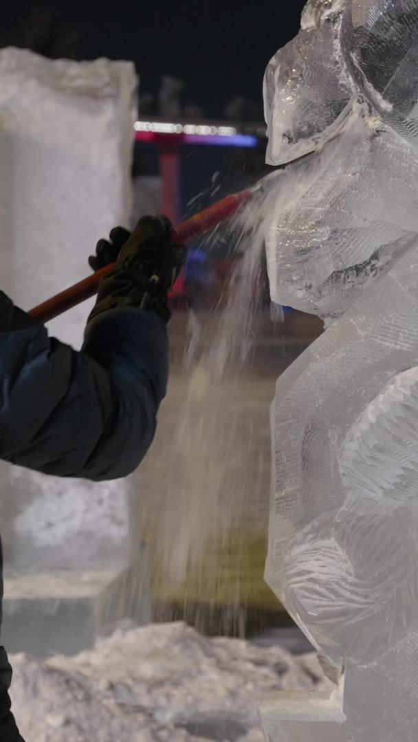 冰雕艺术雕塑冰块员工作业塑造视频的预览图