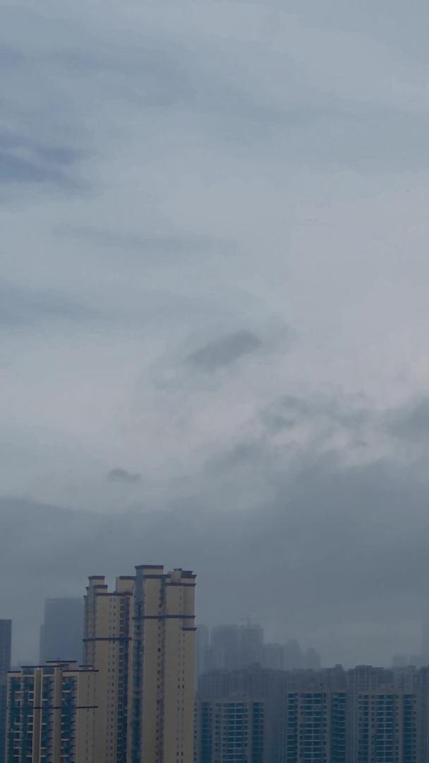 延时城市天空乌云云彩山雨乌云密布视频的预览图