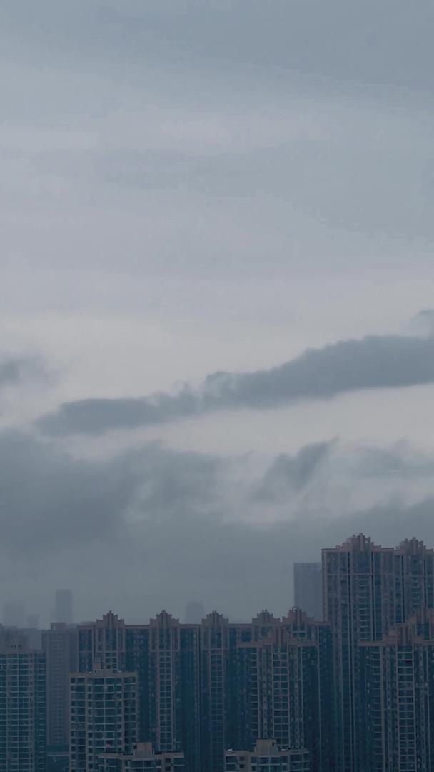 延时城市天空乌云云彩山雨乌云密布视频的预览图