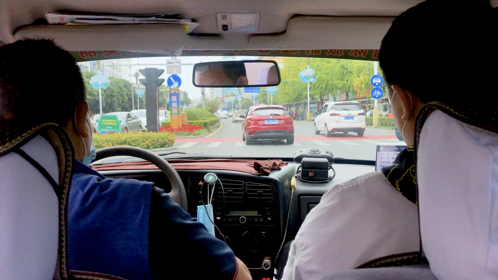 开出租车的司机与乘客【该视频无肖像权，请勿商用】视频的预览图