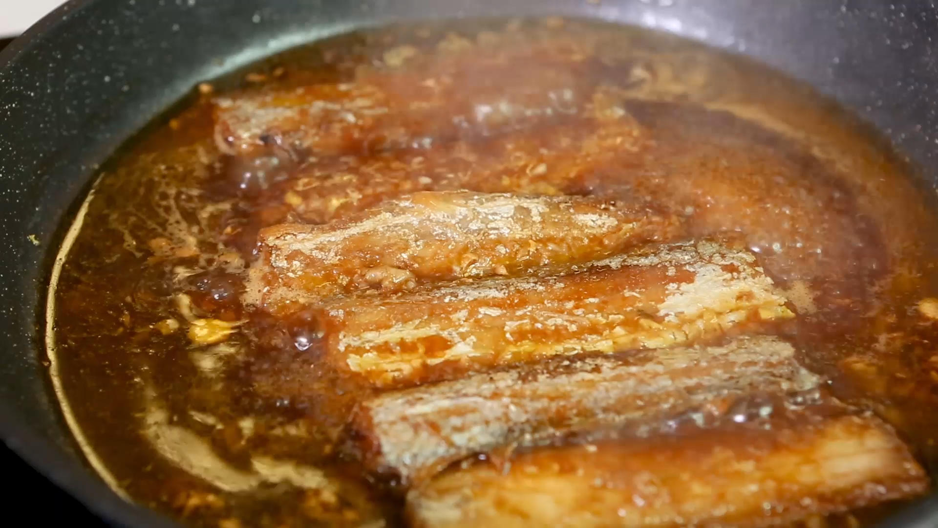 实拍红烧带鱼制作过程油煎带鱼视频的预览图