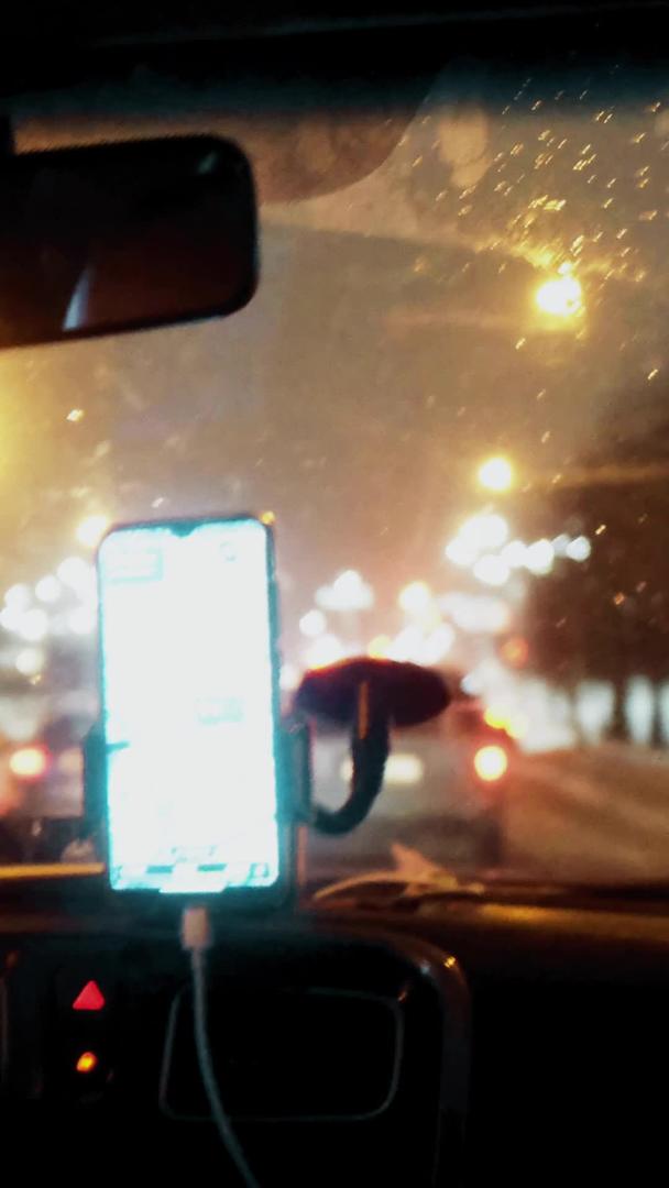 冬季下雪的夜晚开车的网约车司机视频的预览图