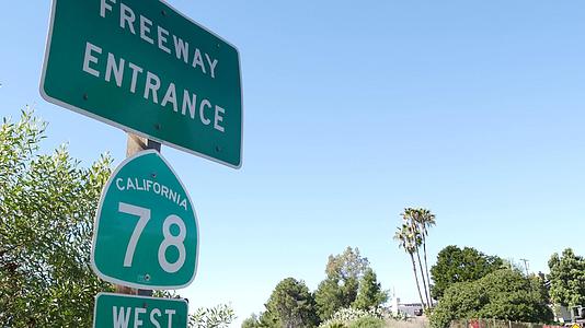 加利福尼亚州圣地亚哥县交叉口的高速公路入口标志视频的预览图