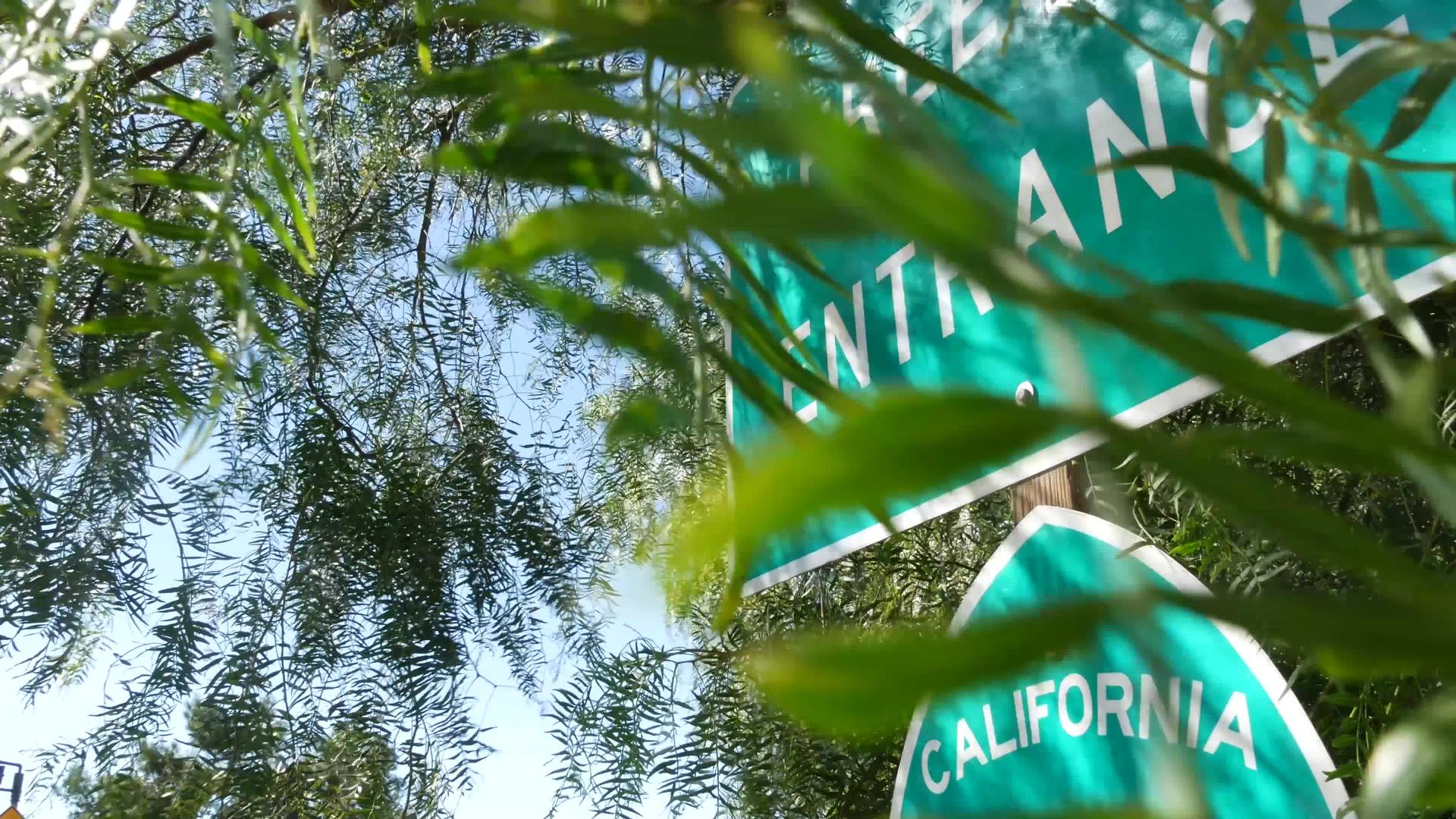 加利福尼亚州圣地亚哥县交叉口的高速公路入口标志视频的预览图