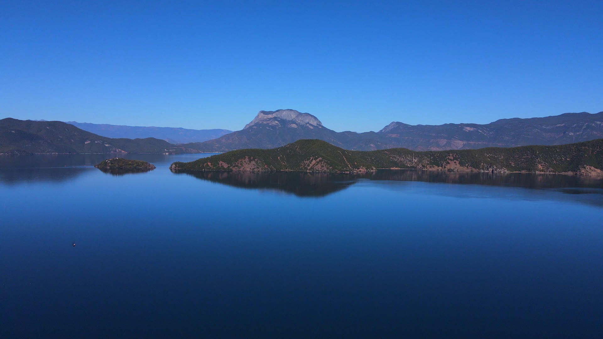 4k冬季蓝色湖面上行驶的猪槽船航拍视频的预览图