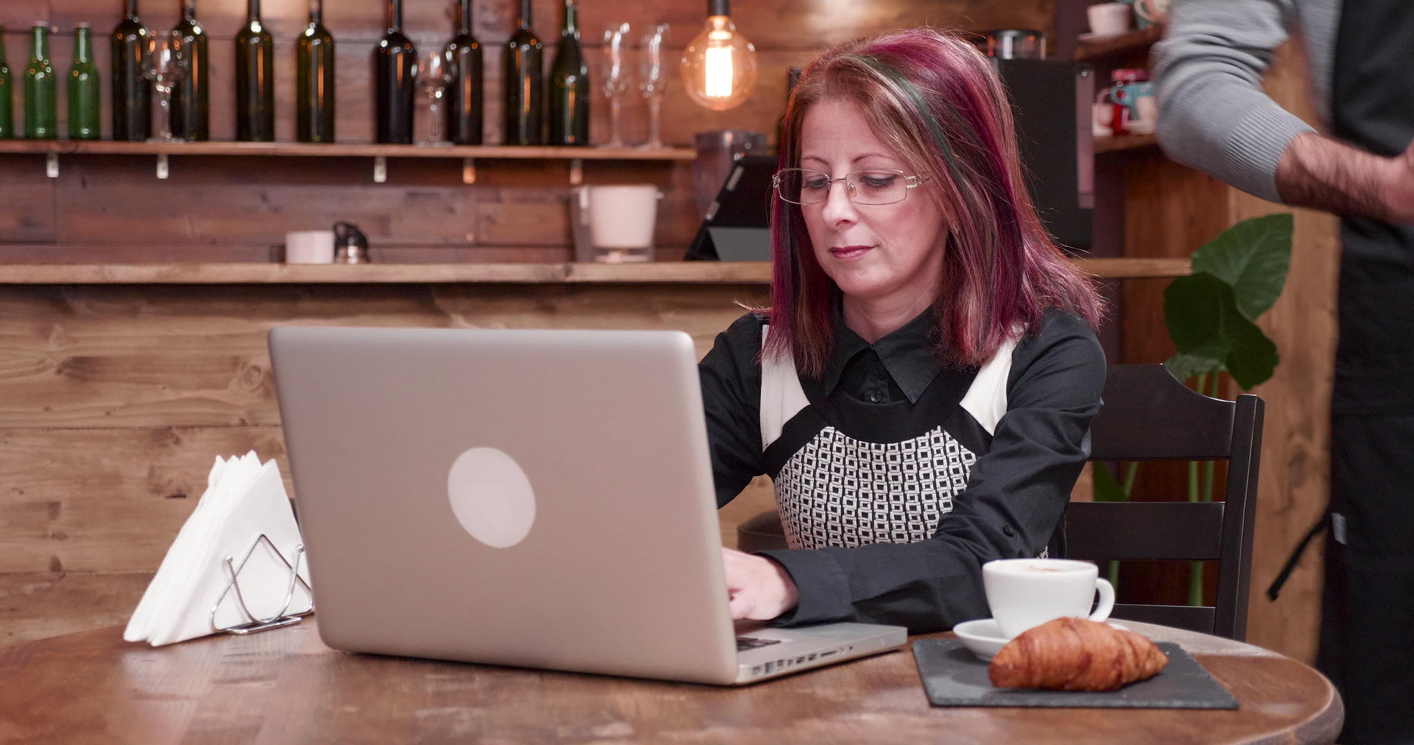 成年妇女在一家旧咖啡店付款nfc付款视频的预览图