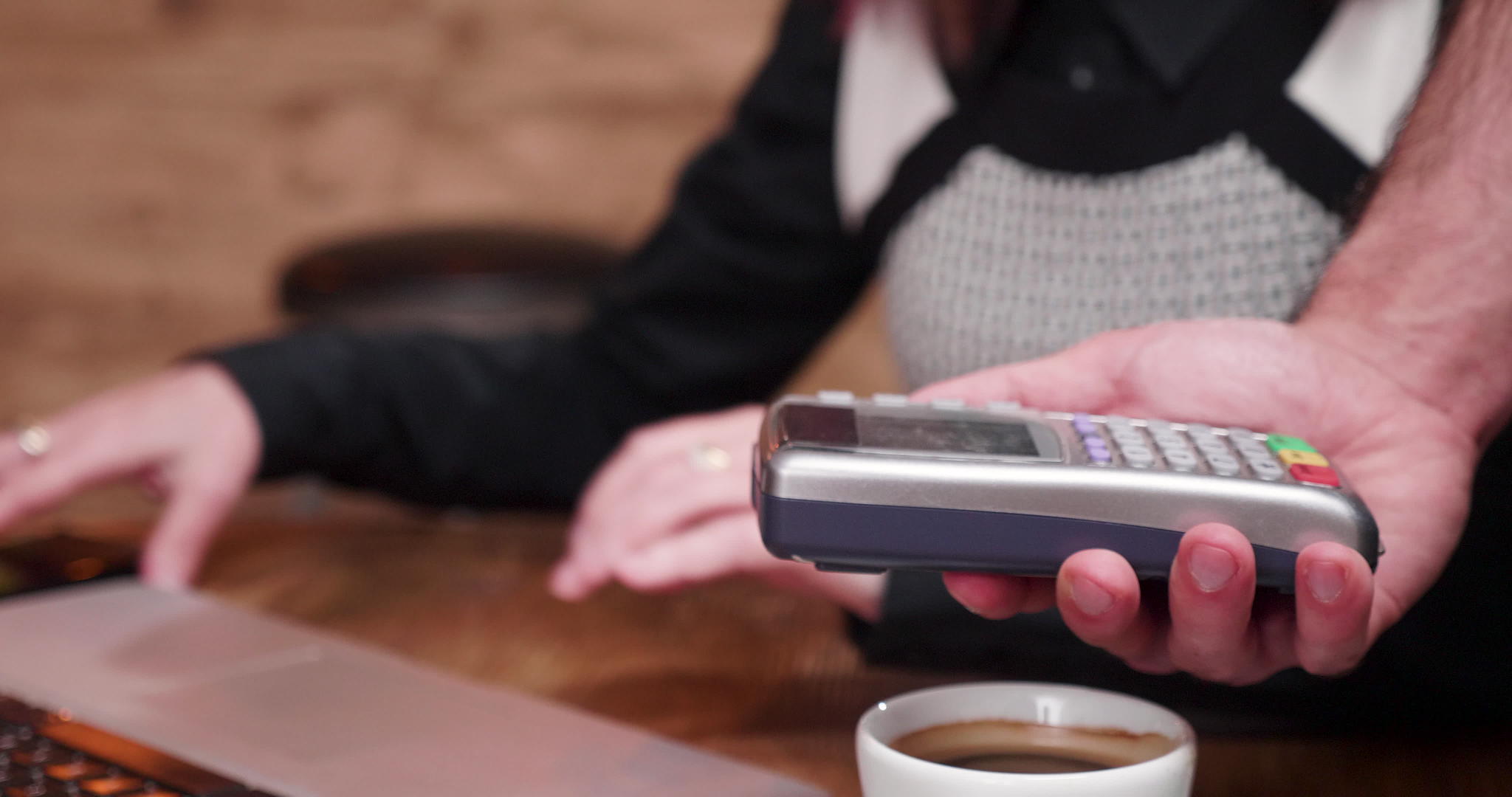 近距离拍一个女人她用智能手机付咖啡费视频的预览图