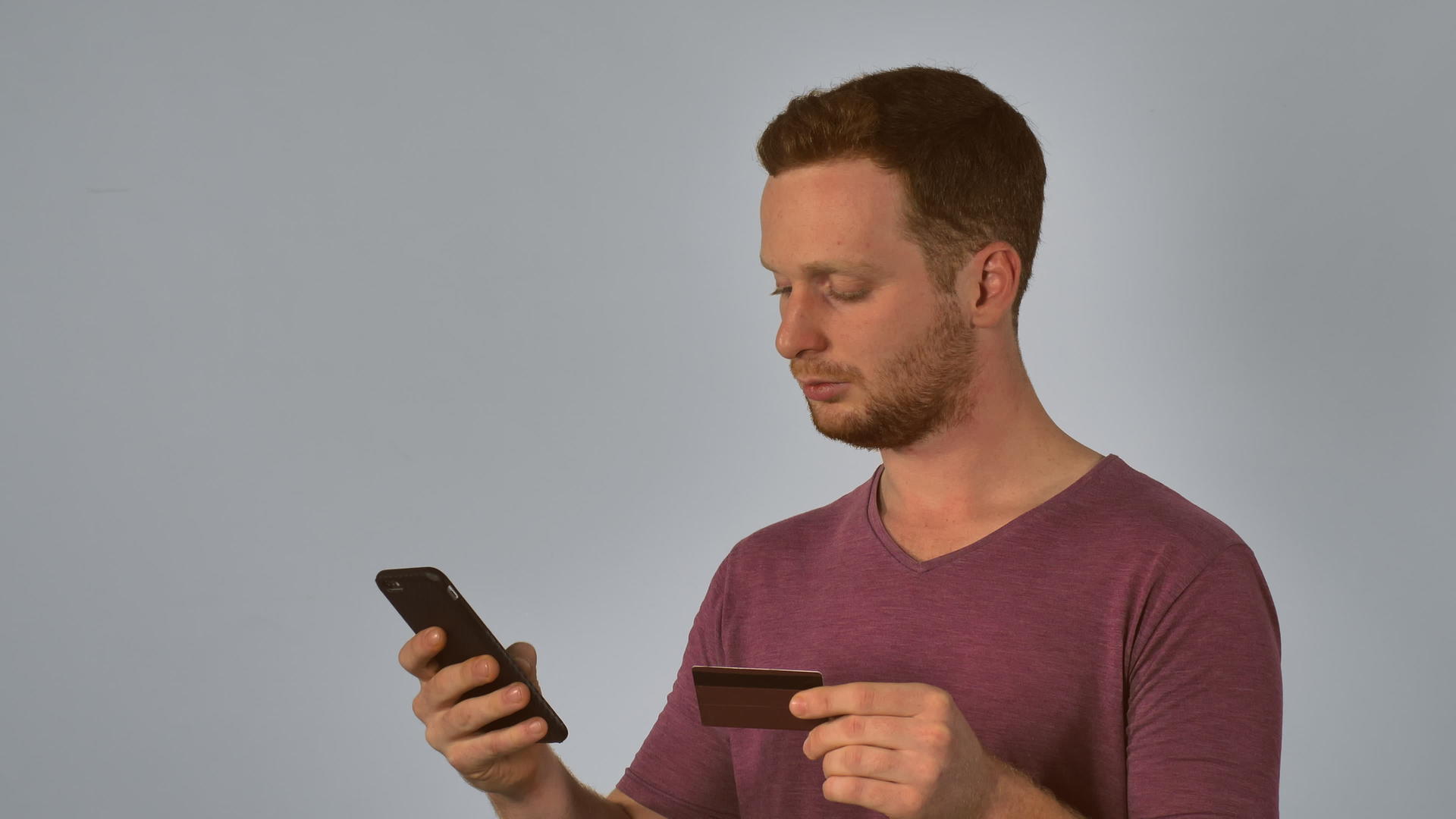 男人用手机付款视频的预览图