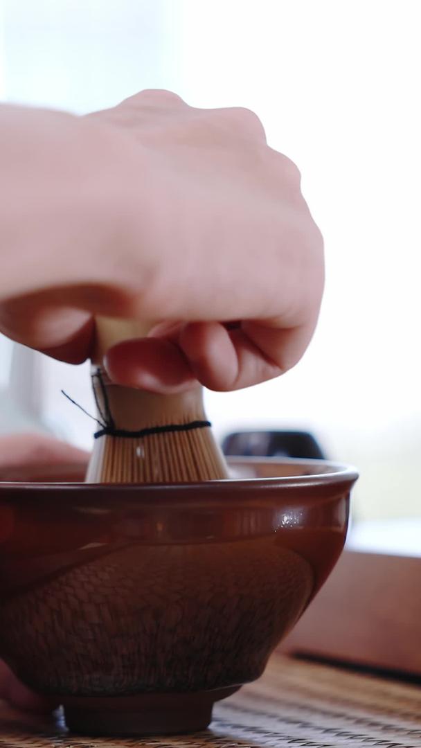 茶艺师手工搅拌茶水视频的预览图