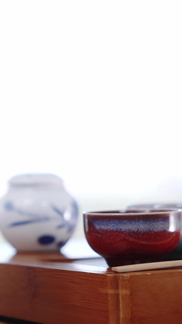 茶艺师手工搅拌茶水视频的预览图