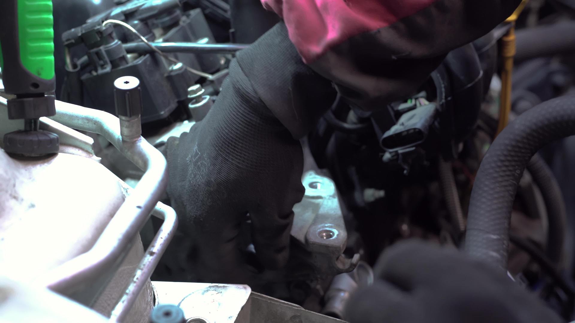 修理机发动机的详细维护细节视频的预览图