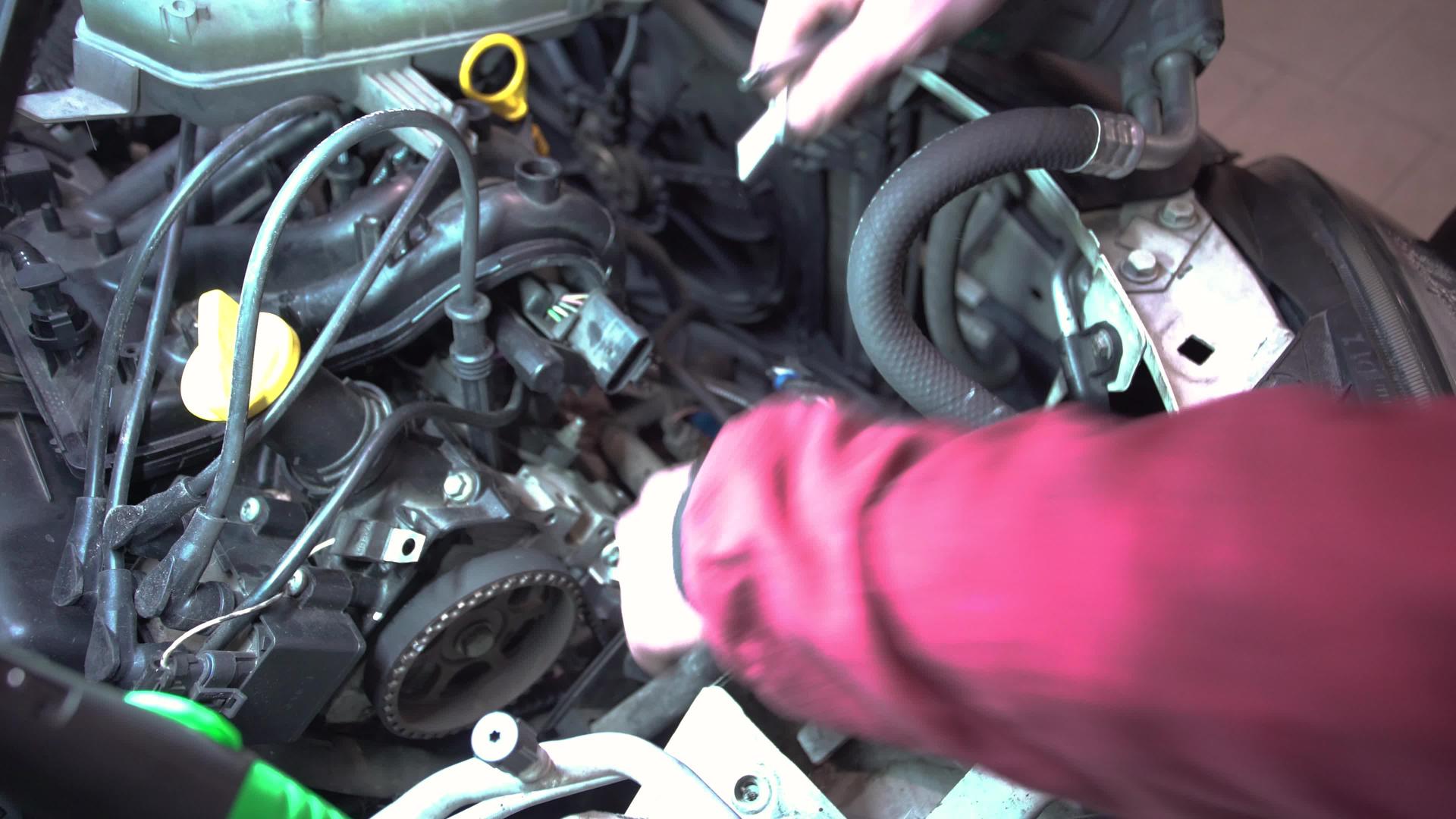 修理发动机的详细维护细节视频的预览图
