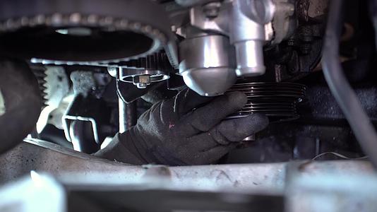 修理发动机发动机的细节视频的预览图