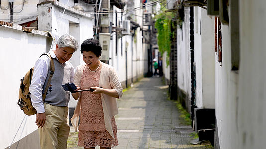 古巷中老年夫妇用手机自拍留念喜悦洋溢视频的预览图