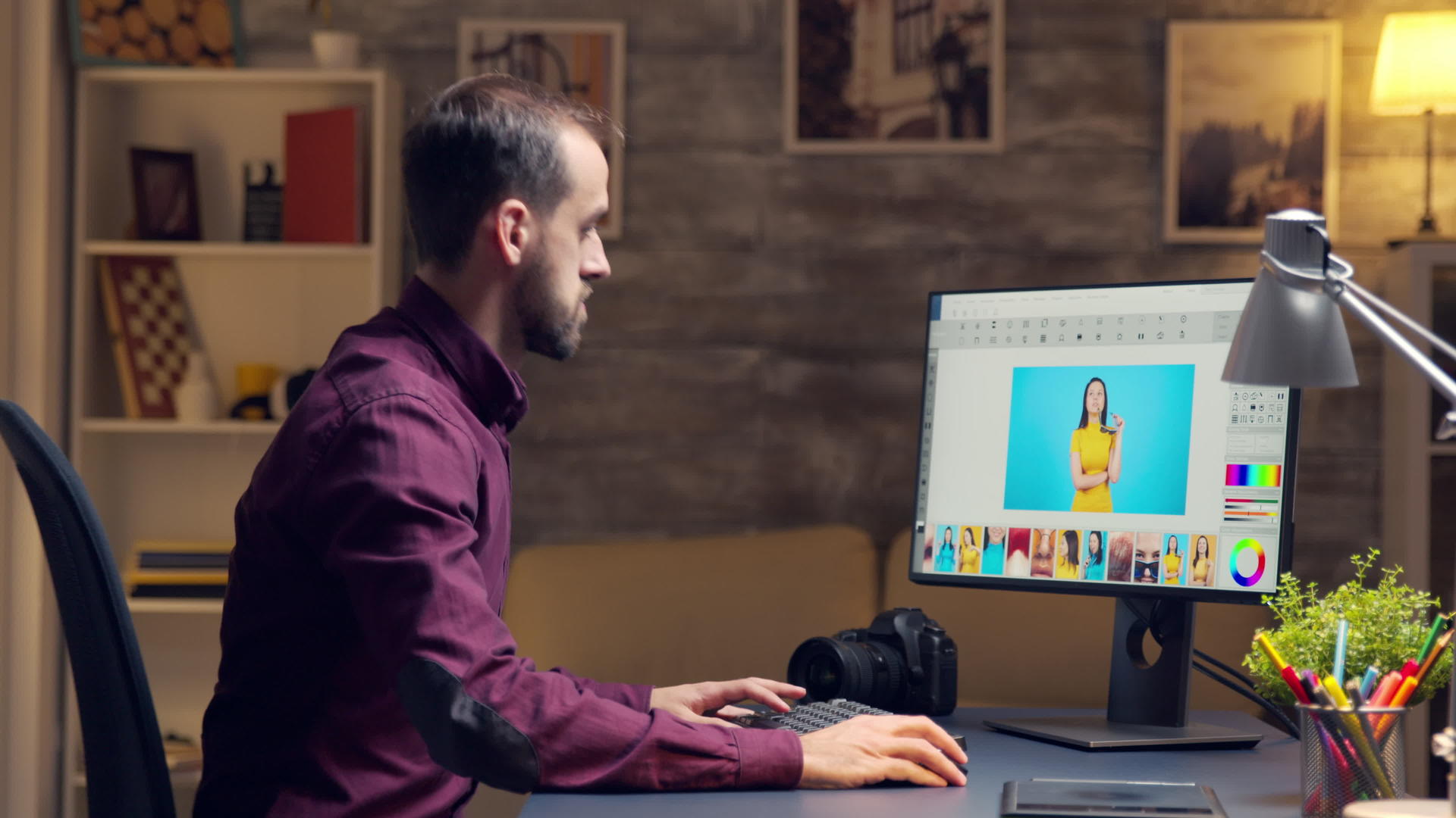 年轻有创意的摄影师在电脑上拍照视频的预览图