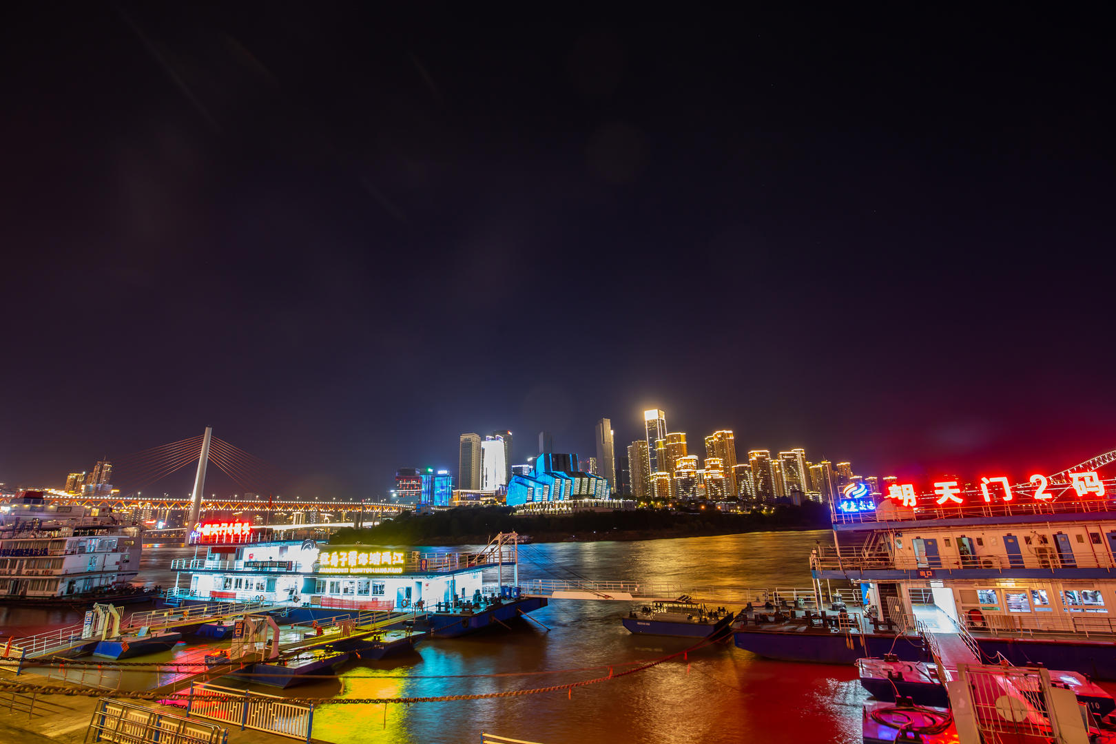 重庆标志性坐标朝天门两江交汇点繁忙夜景4K视频的预览图