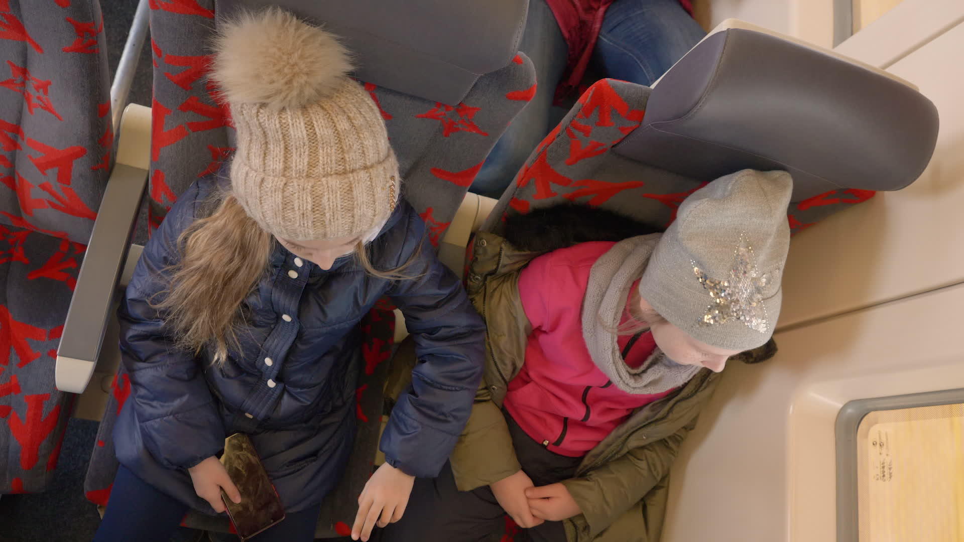 两个女孩坐火车旅行视频的预览图