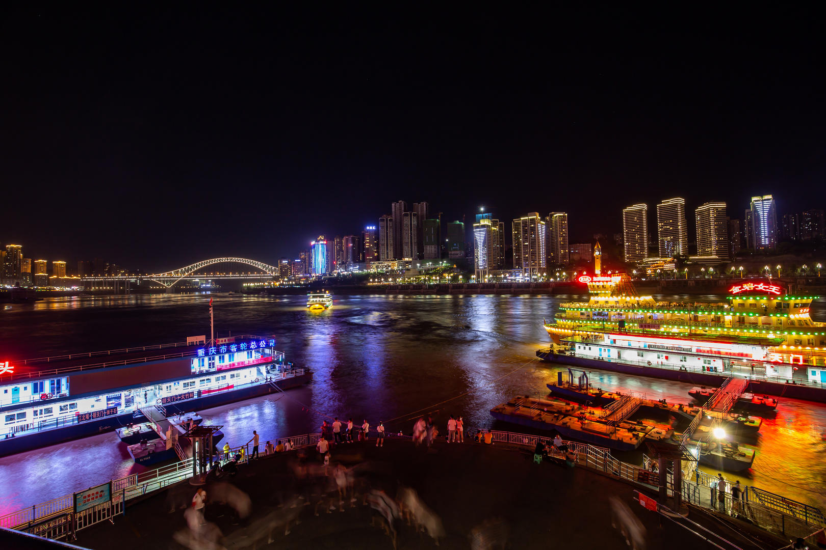 重庆标志性坐标朝天门两江交汇点夜景视频的预览图