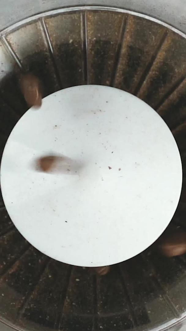 磨豆机掉落咖啡豆视频的预览图