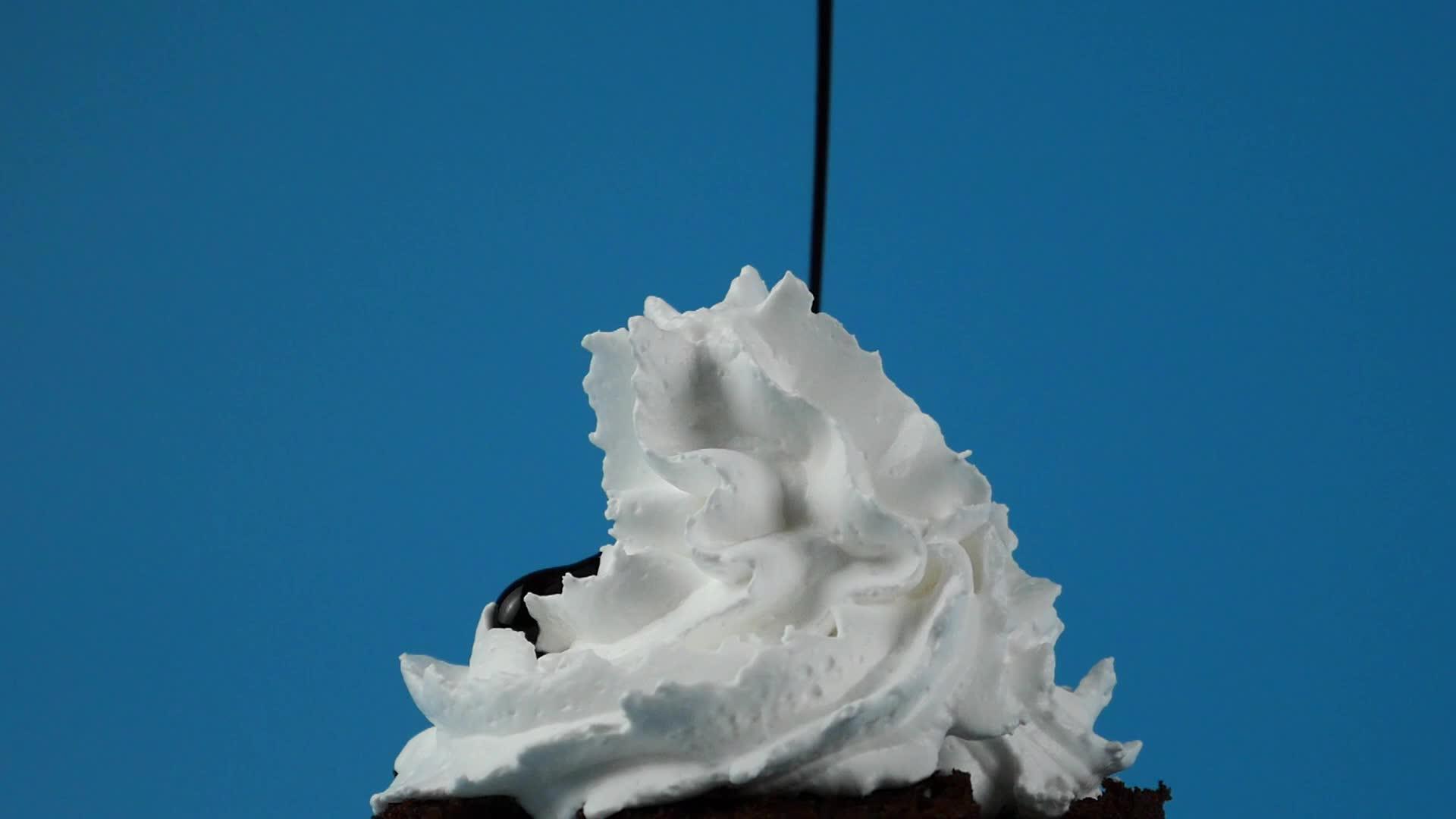 慢慢地把巧克力酱倒在奶油上视频的预览图