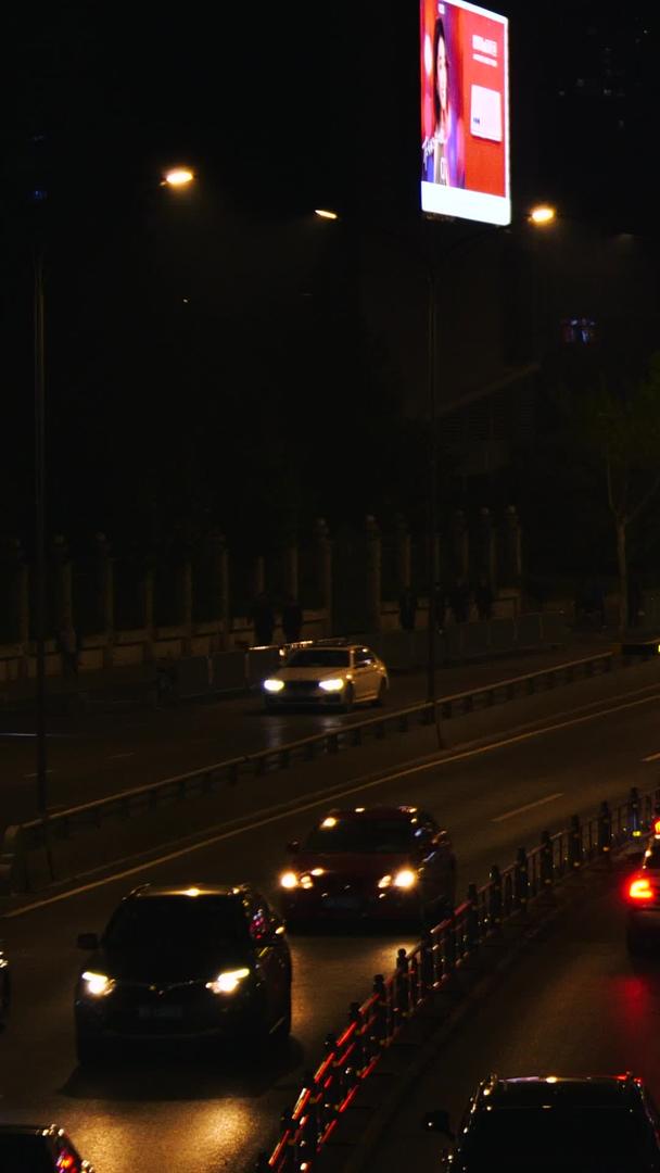 夜晚城市交通路面车流来往车辆夜间道路交通路面车流视频的预览图