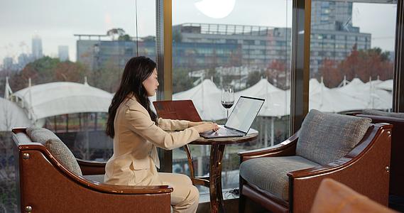 8K高端酒店办公的职业商务女性视频的预览图