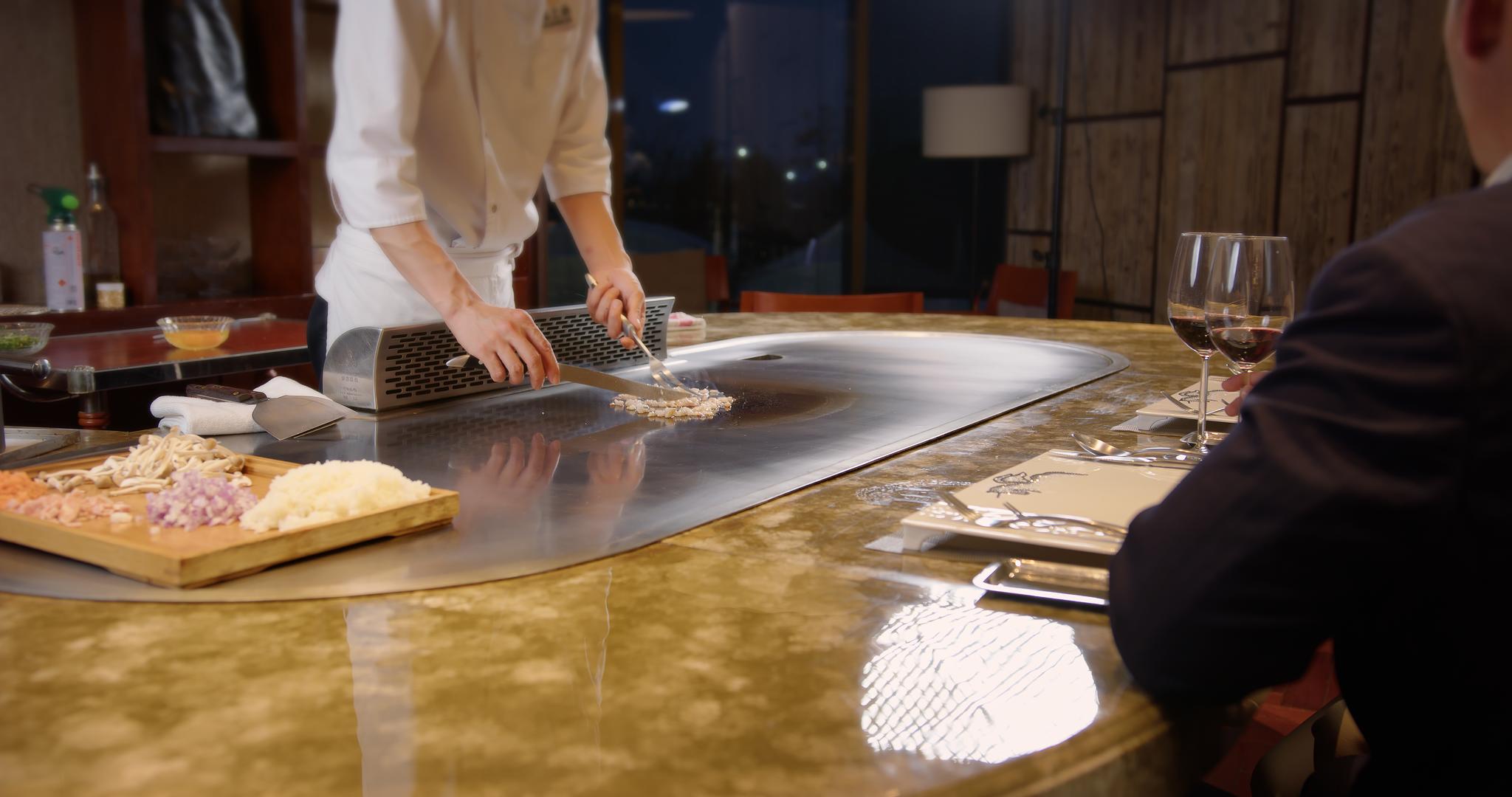 8K商务酒店厨师制作铁板料理视频的预览图