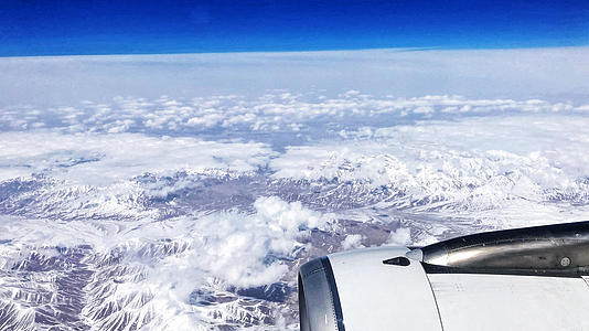 飞机上航拍大西北连绵的雪山视频的预览图