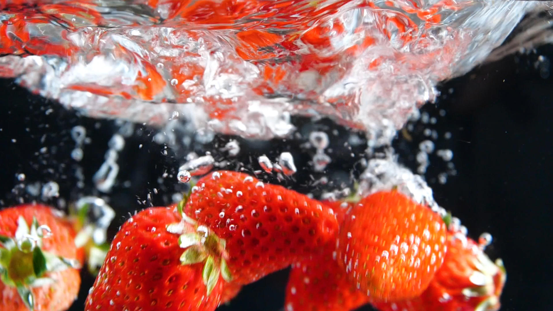 升格草莓入水新鲜水果落入水中视频的预览图