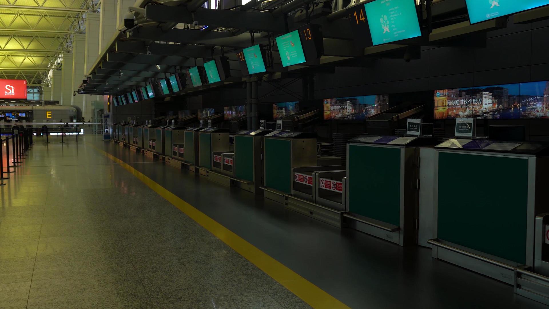 机场行李托运服务台安检视频的预览图