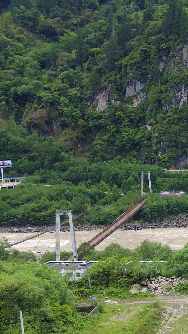 中国通麦特大桥天险川藏公路航拍视频的预览图