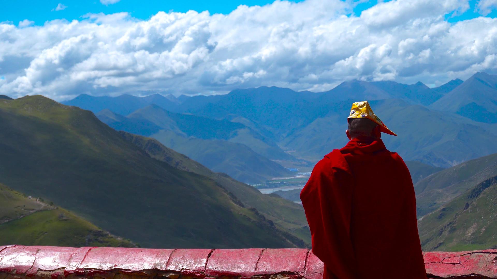 高原藏区修行看风景视频的预览图