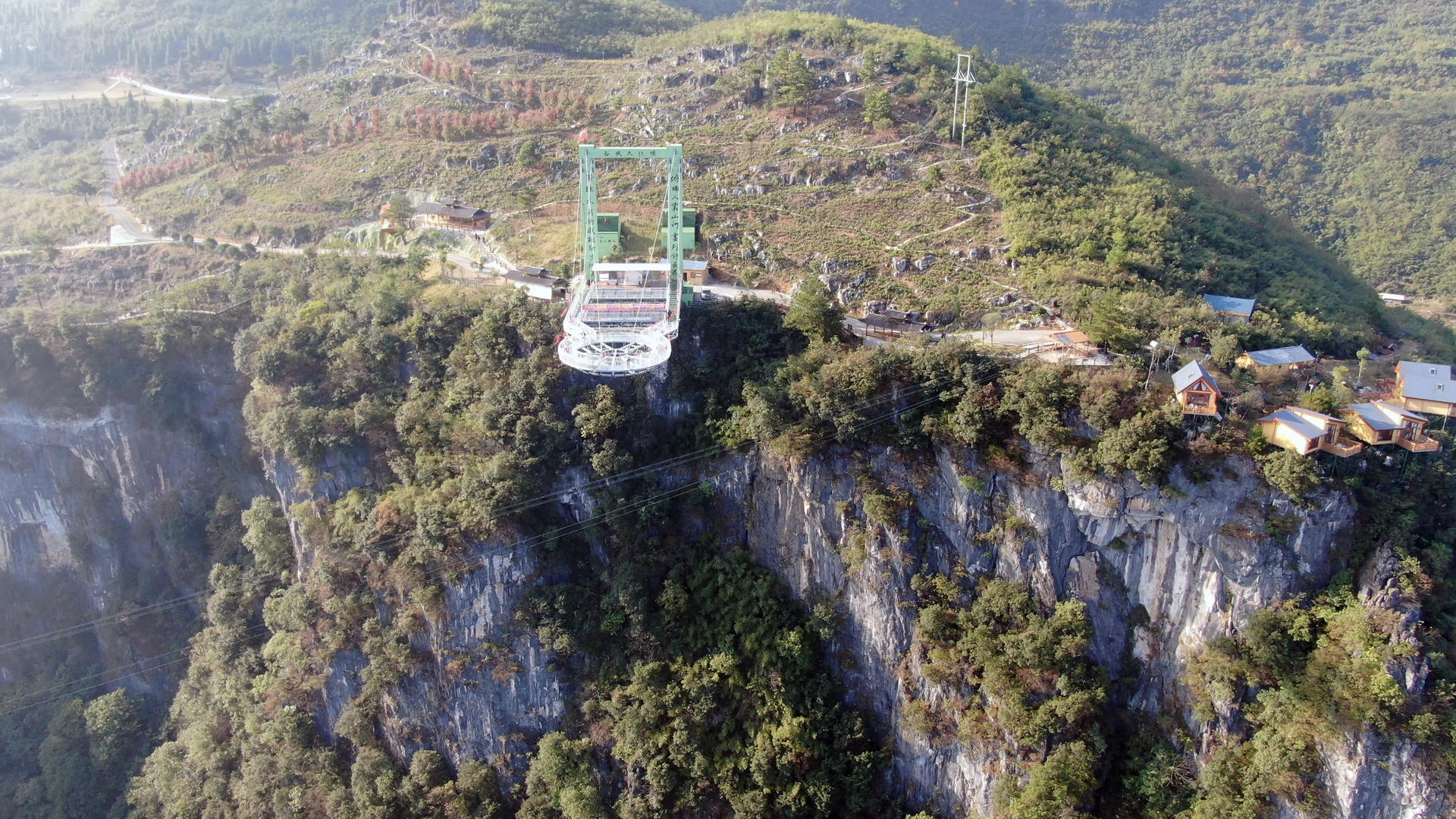 4K航拍悬崖上玻璃桥视频的预览图