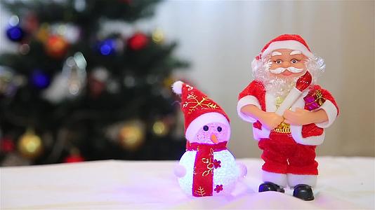 圣诞老人和雪人由玩具组成视频的预览图