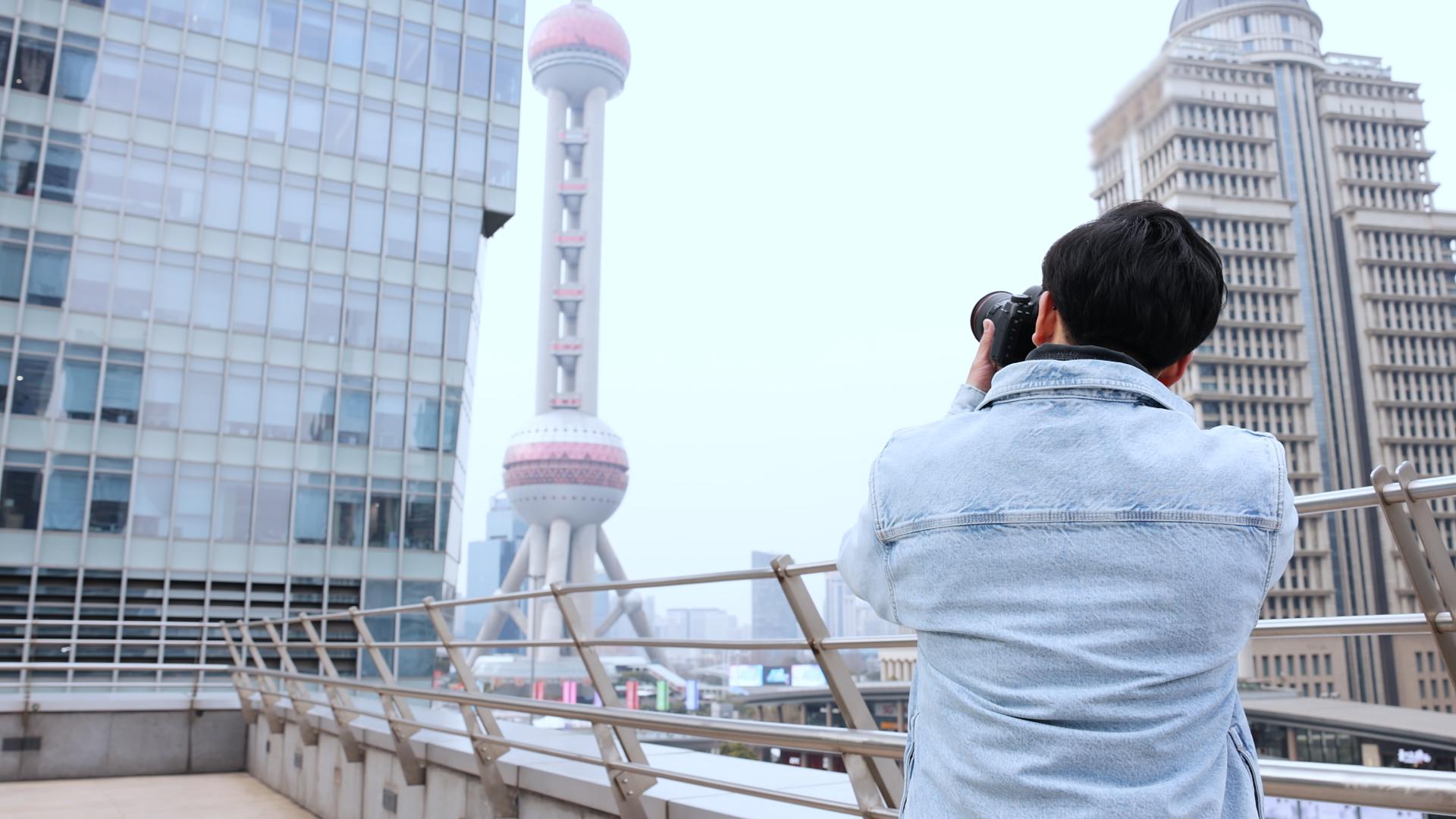城市拍照的摄影爱好者视频的预览图