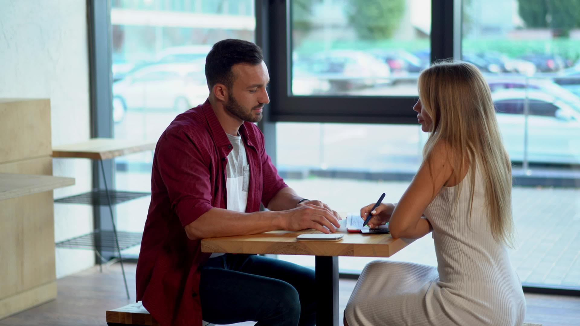 相爱的年轻情侣坐在咖啡馆里喝咖啡视频的预览图