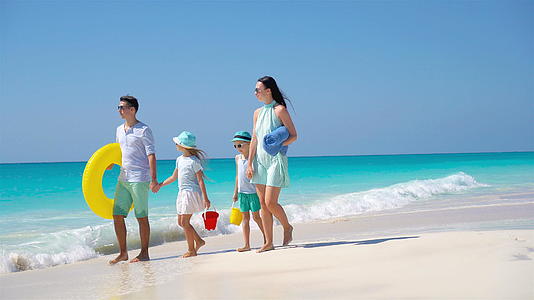 幸福的家庭在热带海滩上视频的预览图
