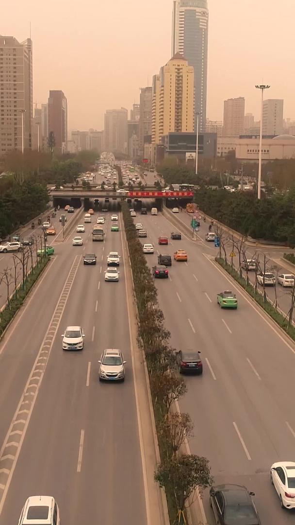烟雾弥漫的城市车流航拍视频的预览图