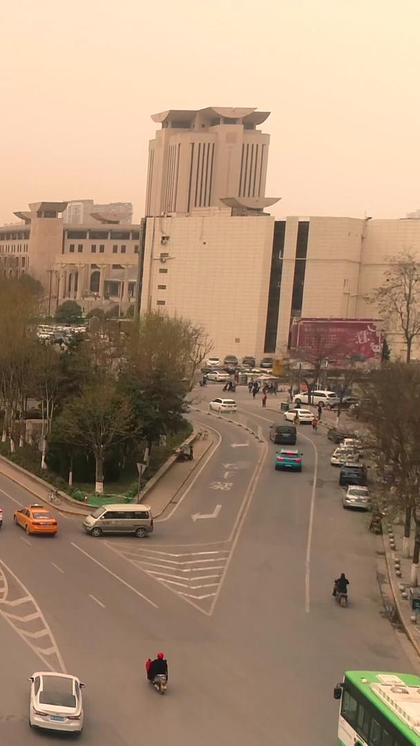 烟雾弥漫的城市车流航拍视频的预览图