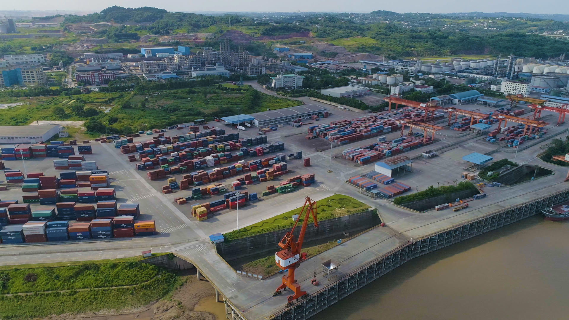泸州港港口集装箱航拍视频的预览图