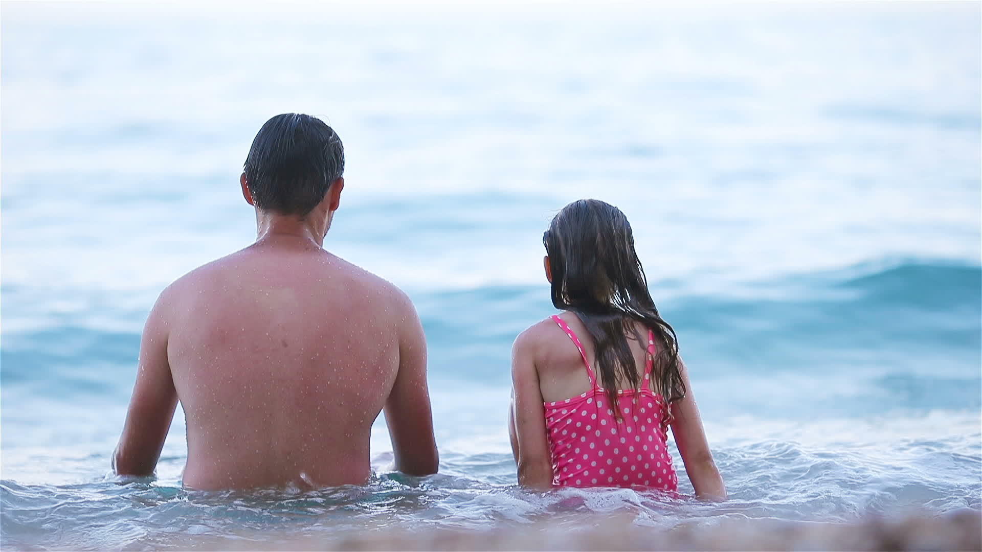 美丽的父亲和女儿在欧洲海滩的欧洲海滩上视频的预览图