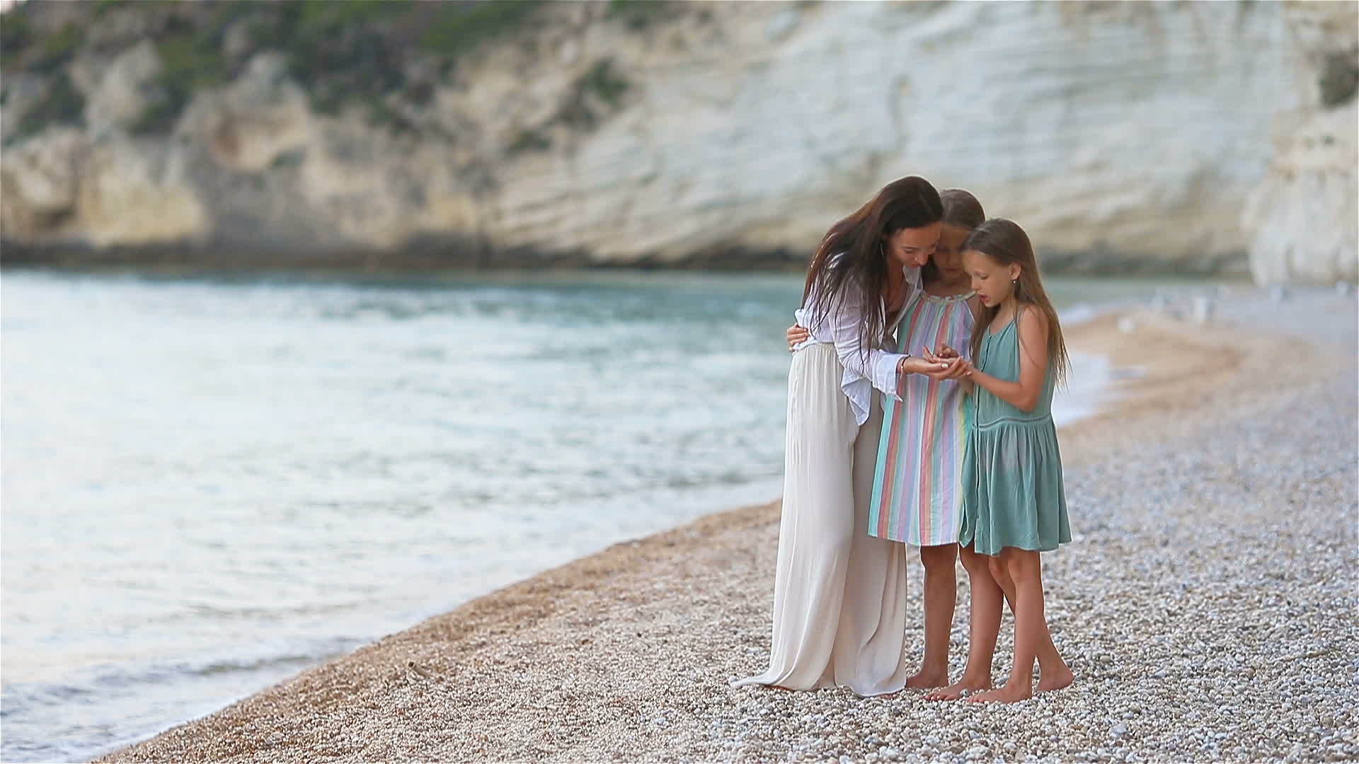 美丽的母亲和海滩上的女儿视频的预览图
