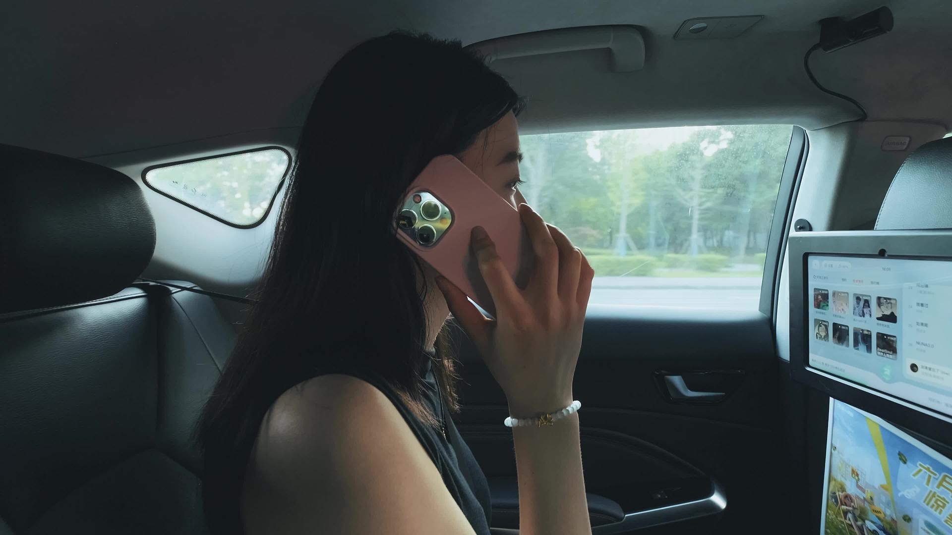 在无人驾驶汽车中年轻白领女性打电话视频的预览图